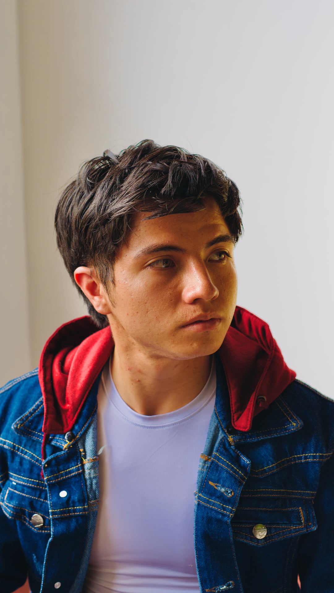 Juanjo, de perfil, mirando hacia arriba